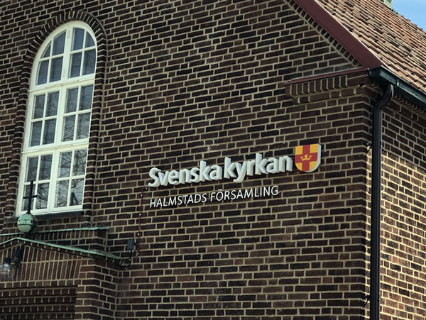 Svenska Kyrkan fasadskylt